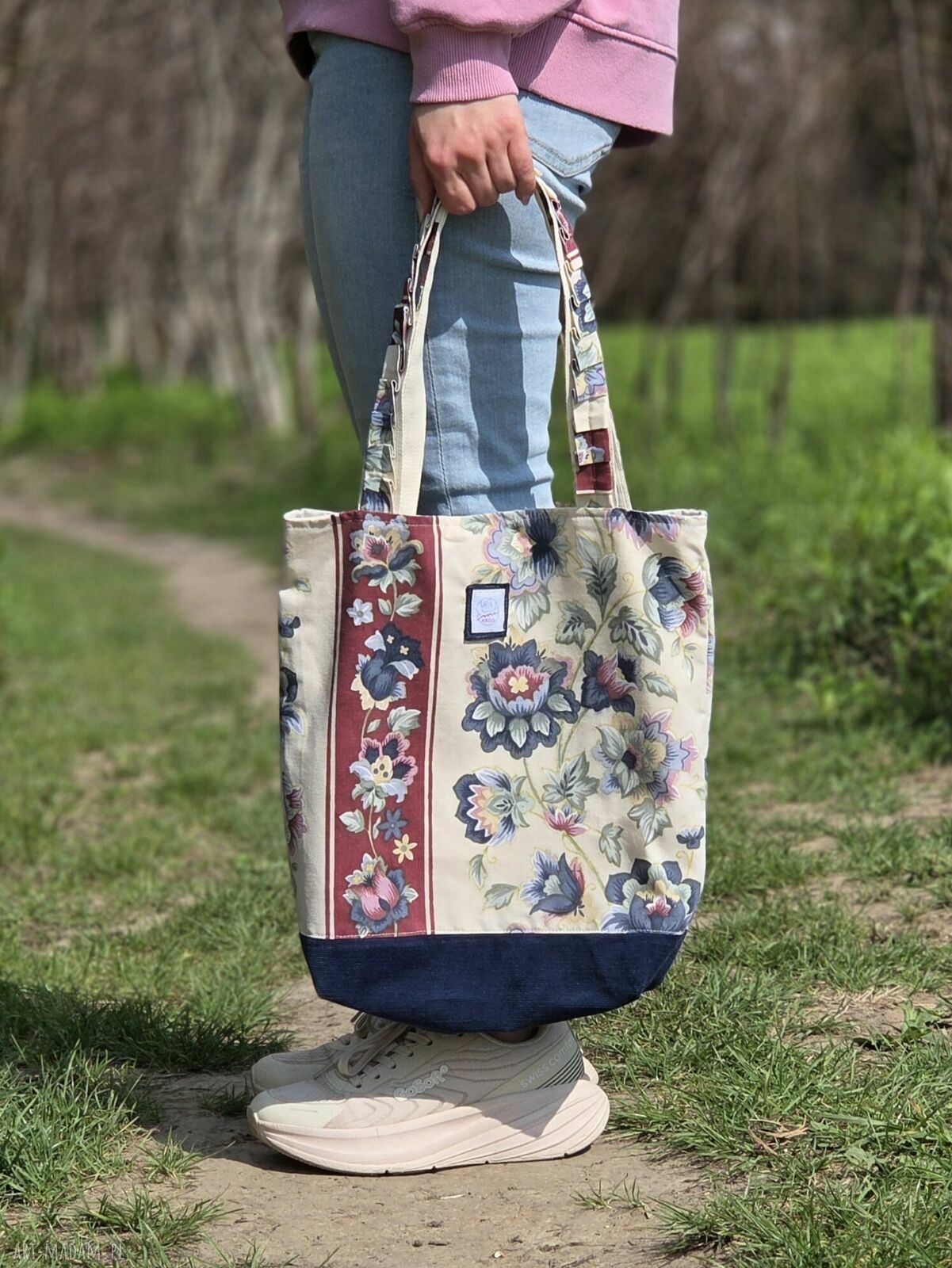 Torba shopper A4 w kwiaty - granatowa, ręcznie szyta z upcyklingu