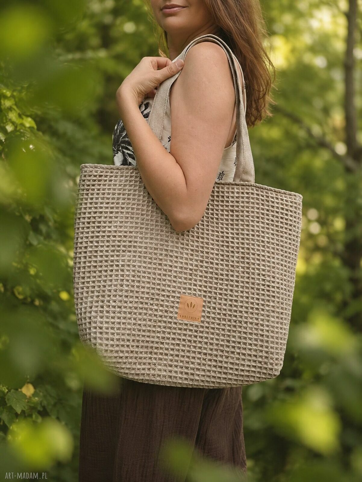 Beżowa torba shopper z plecionki typu wafel na ramię