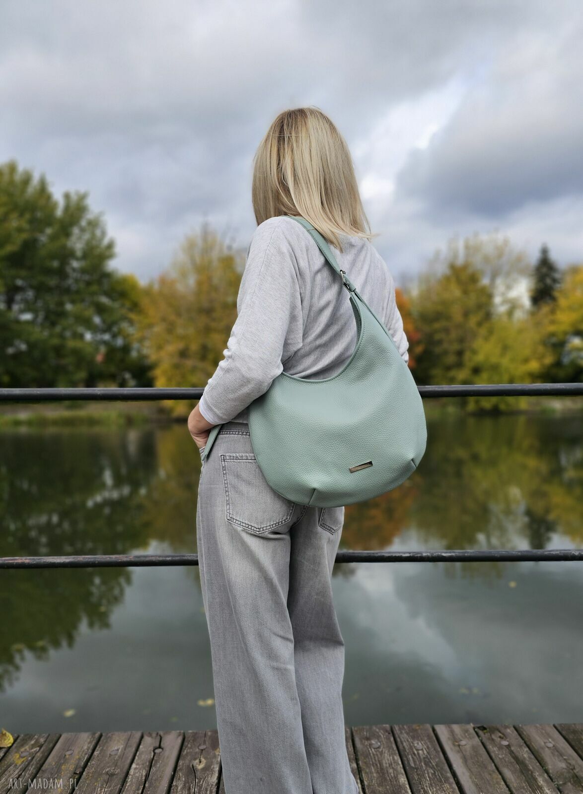 Pojemna miętowa torba typu hobo na ramię ze skóry naturalnej Musslico