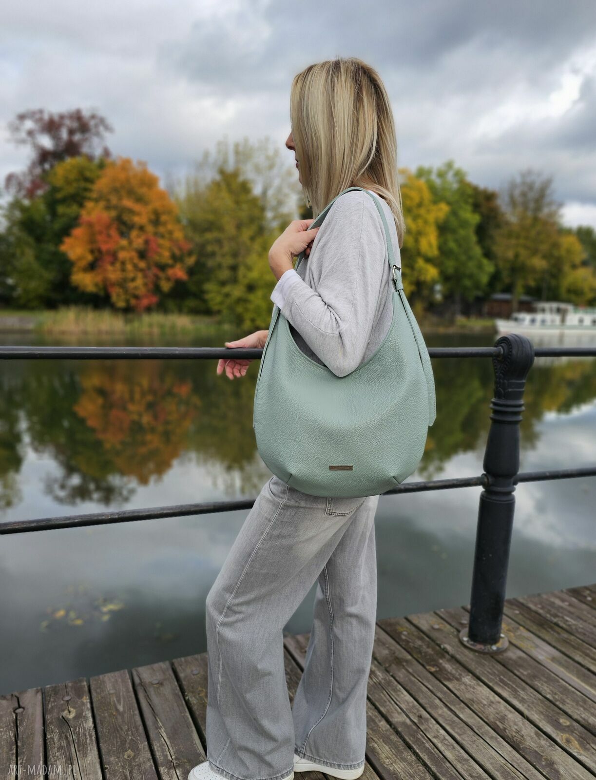 Pojemna miętowa torba typu hobo na ramię ze skóry naturalnej Musslico