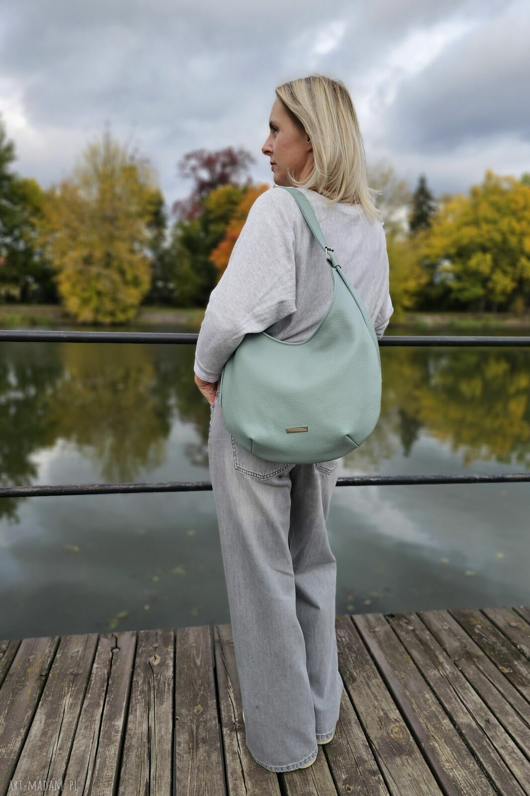 Pojemna miętowa torba typu hobo na ramię ze skóry naturalnej Musslico