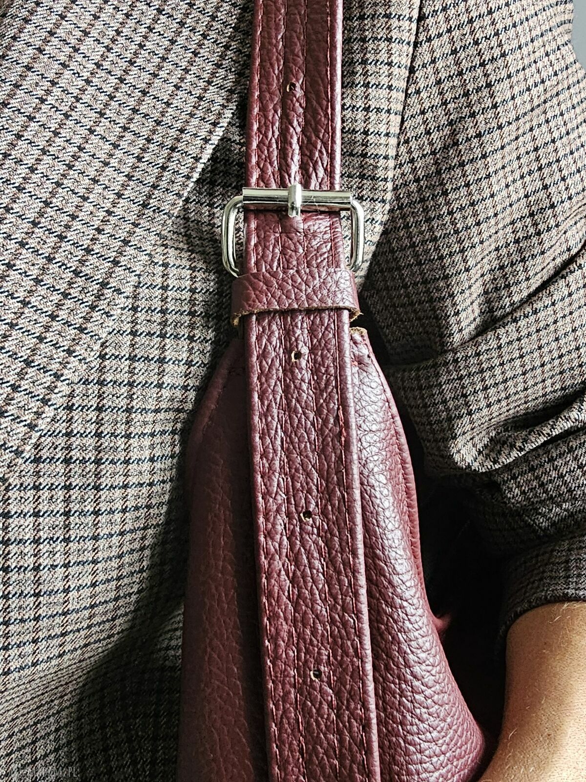 Bordowa torebka hobo ze skóry naturalnej na ramię