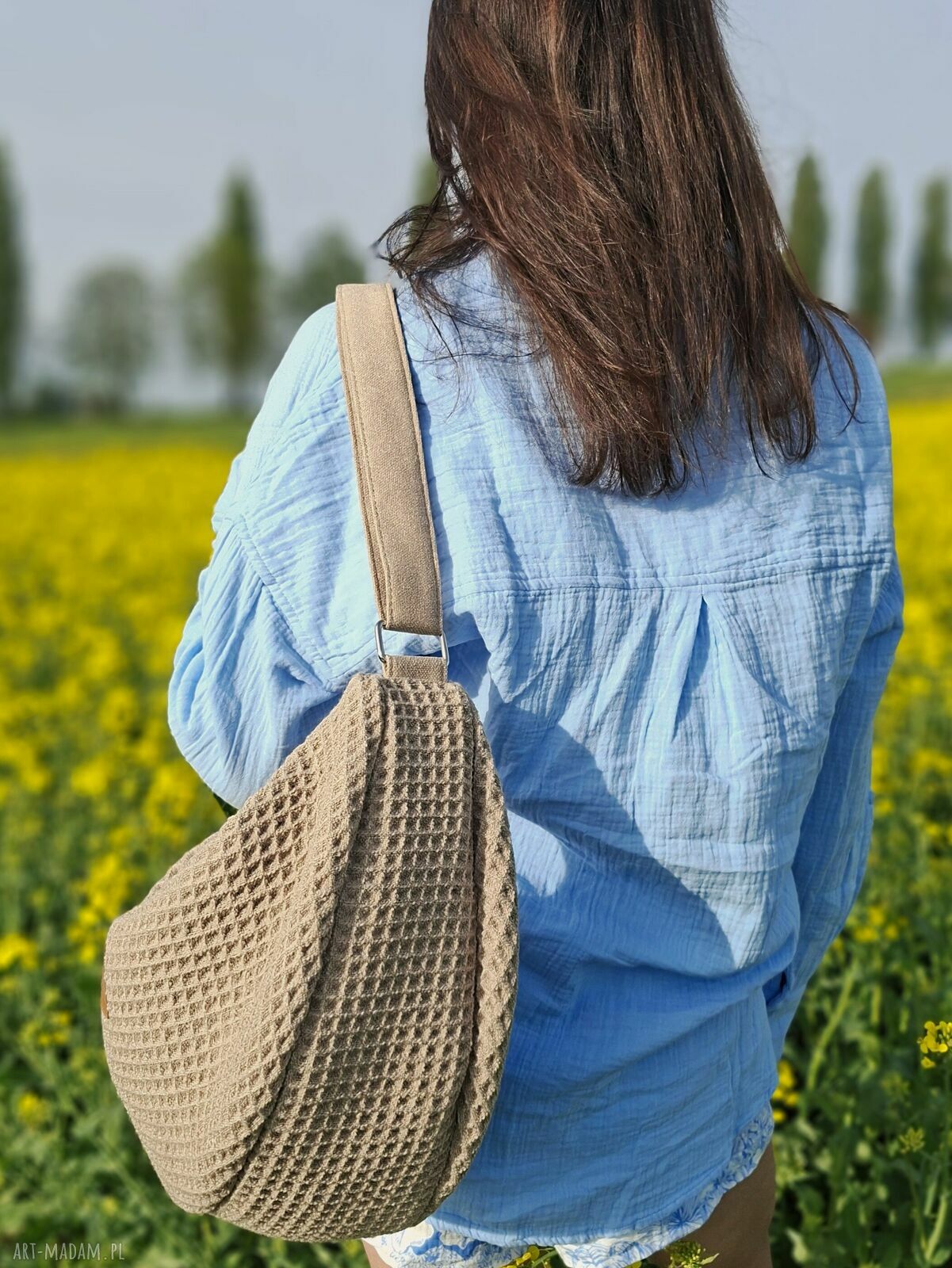 Beżowa torba worek boho z plecionki waflowej na ramię