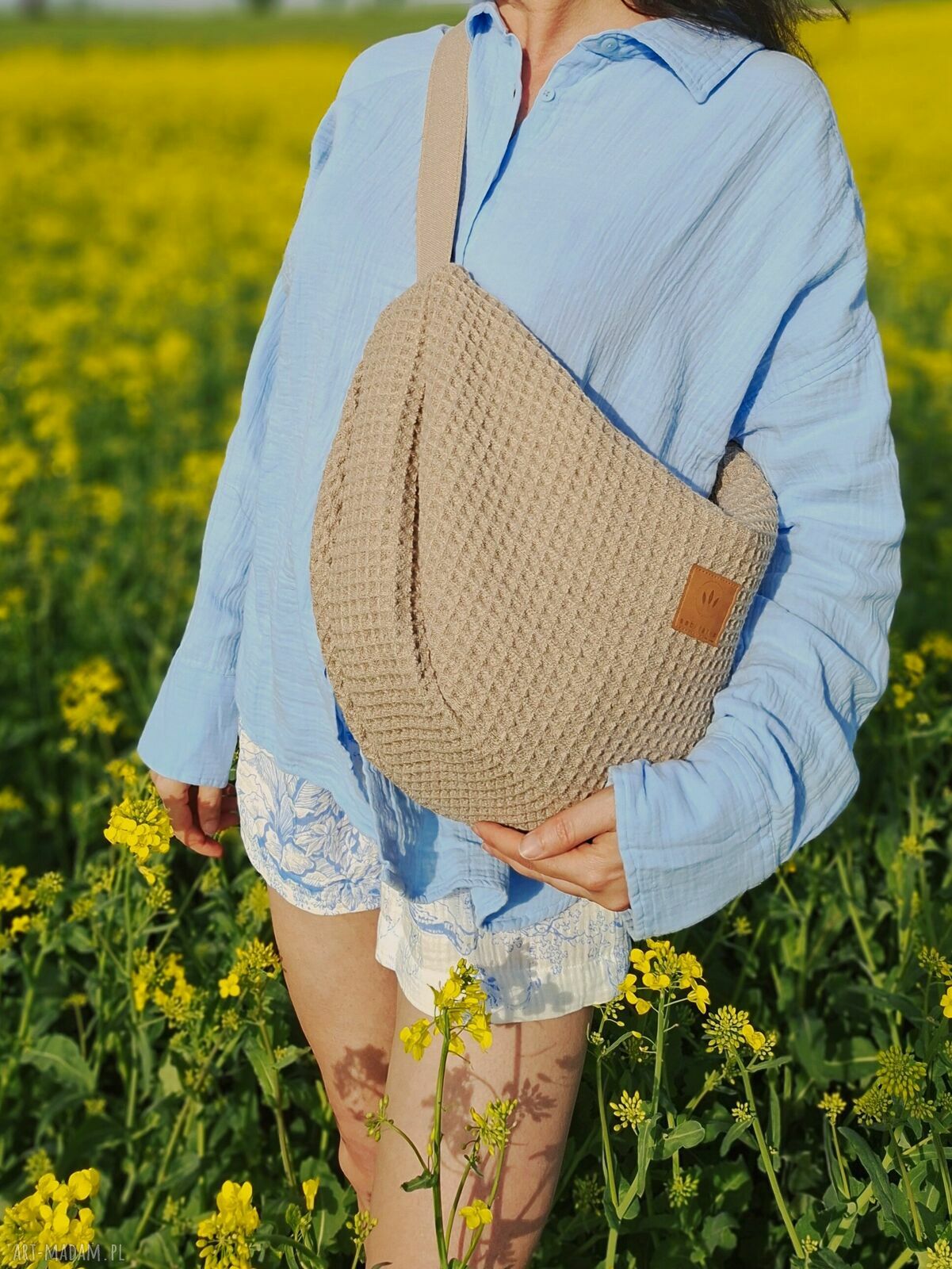 Beżowa torba worek boho z plecionki waflowej na ramię