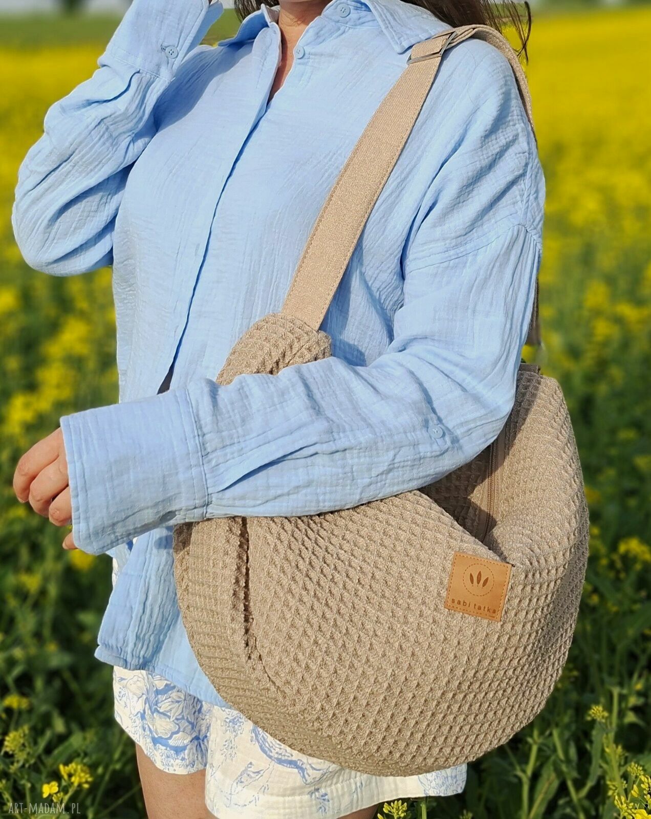 Beżowa torba worek boho z plecionki waflowej na ramię