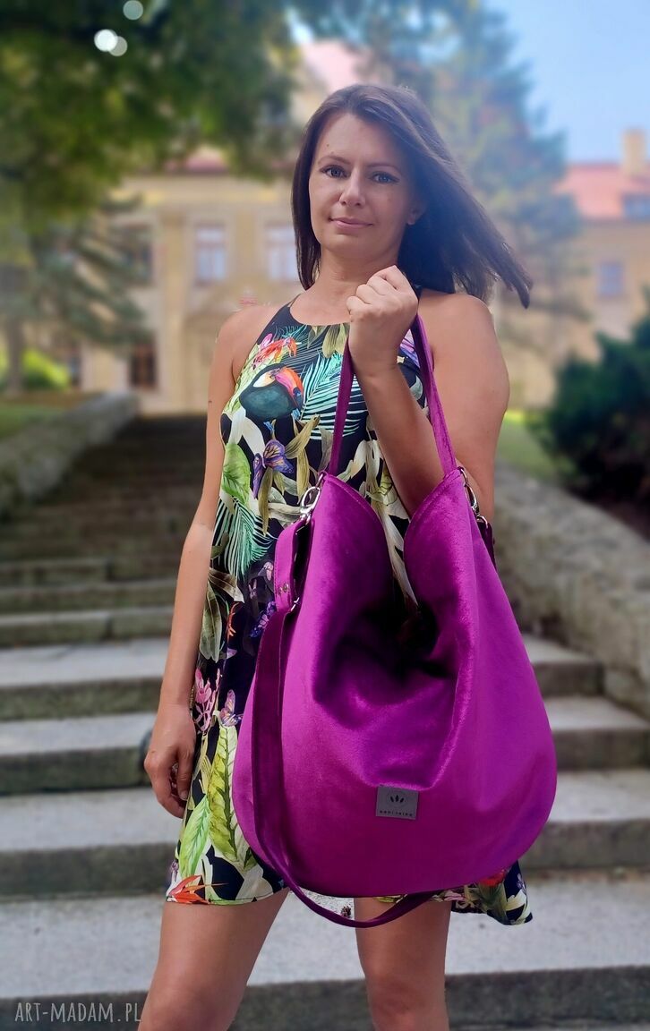 Damska torba worek Magenta na ramię - wodoodporny welur i regulowany pasek