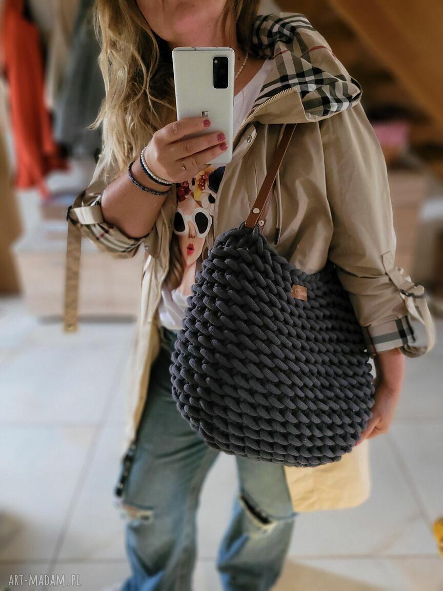 Grafitowa torebka na jesień z grubego sznurka „Boho Wave Bag” - ręcznie pleciona na szydełku, na ramię