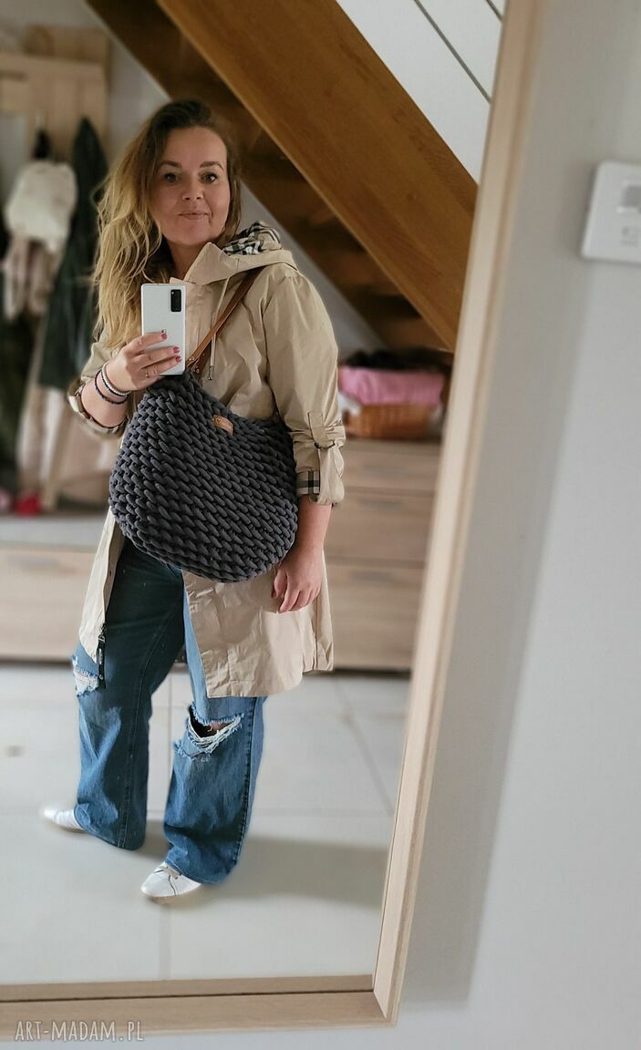 Grafitowa torebka na jesień z grubego sznurka „Boho Wave Bag” - ręcznie pleciona na szydełku, na ramię
