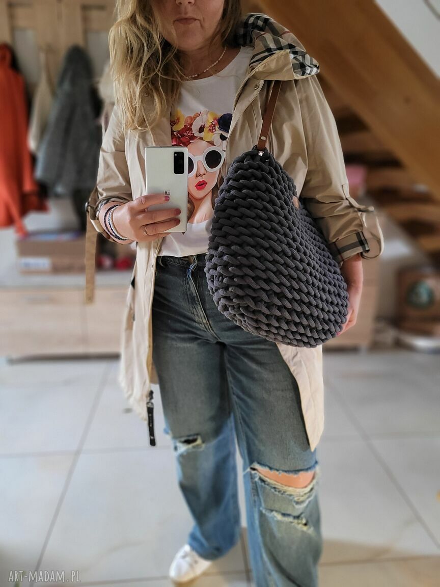 Grafitowa torebka na jesień z grubego sznurka „Boho Wave Bag” - ręcznie pleciona na szydełku, na ramię
