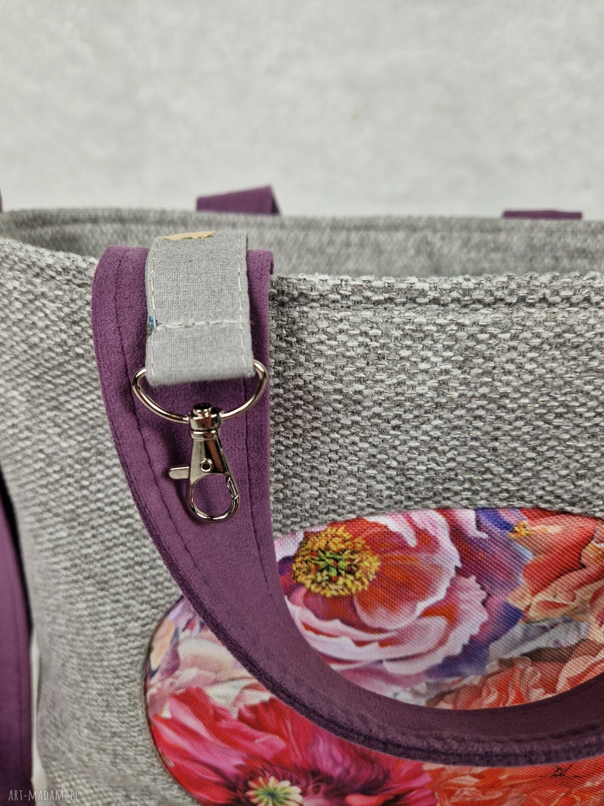 Pojemna torba damska na ramię z kwiatowym akcentem - elegancja i funkcjonalność