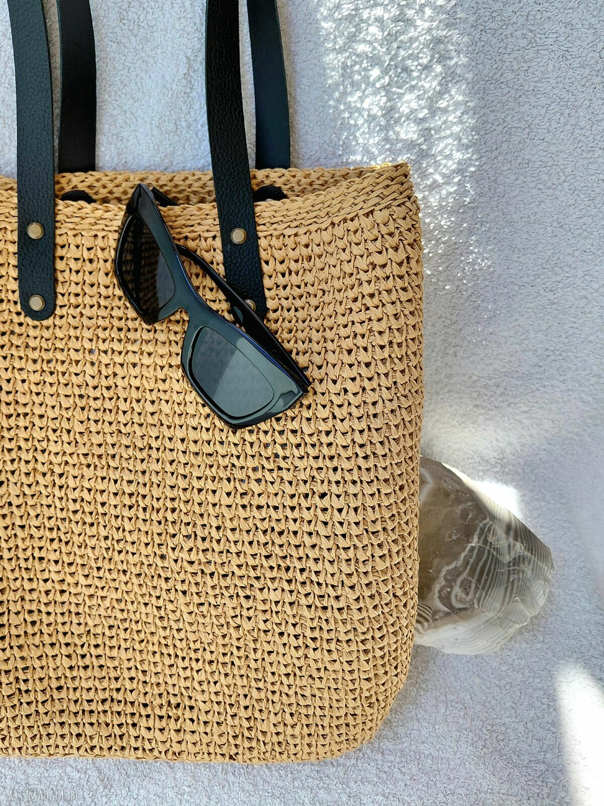 Torba z rafii na ramię ze skórzanymi rączkami - karmelowa