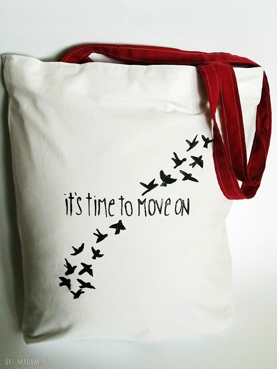 torba z ręcznie wykonanym napisem "it's time to move on"