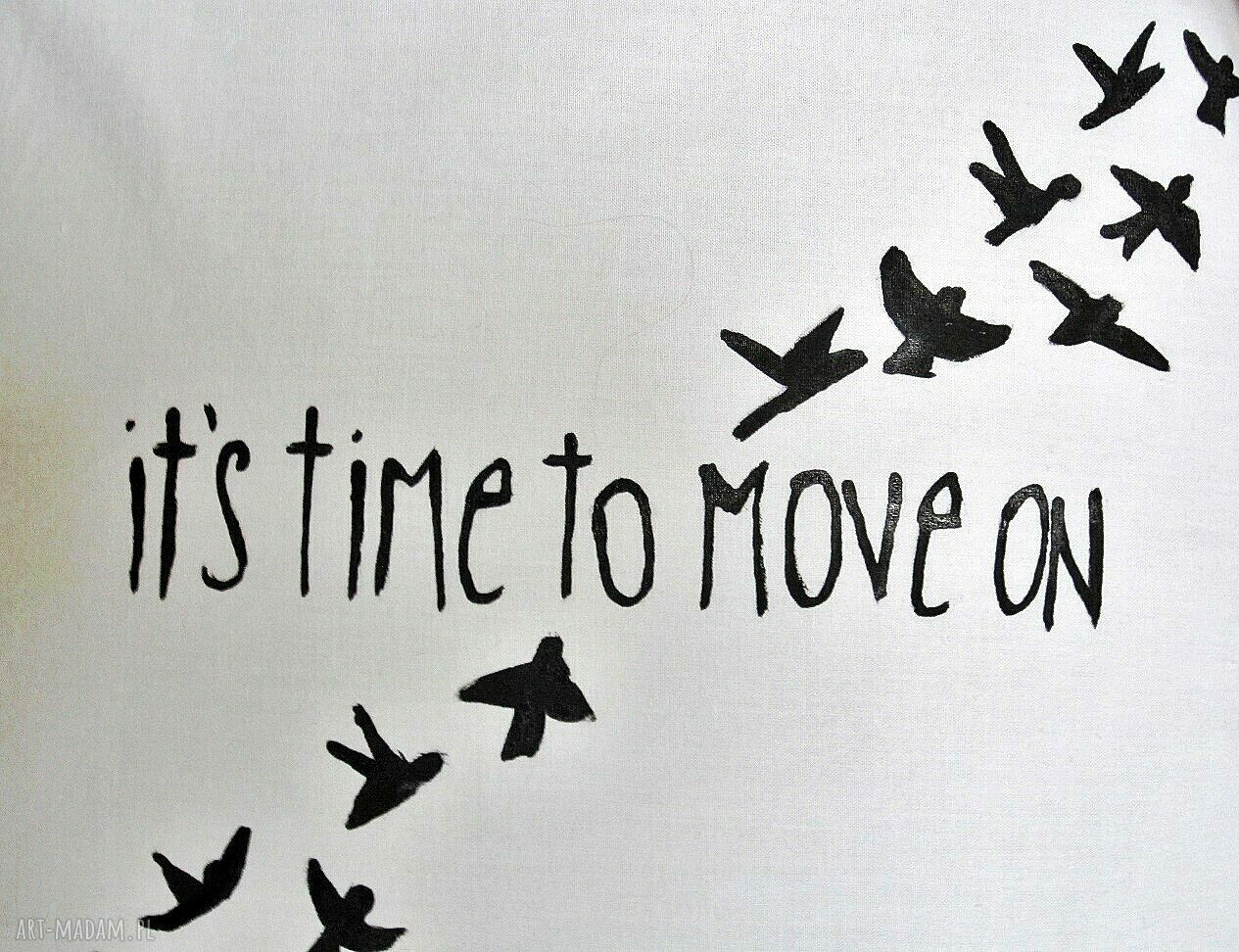 torba z ręcznie wykonanym napisem "it's time to move on"