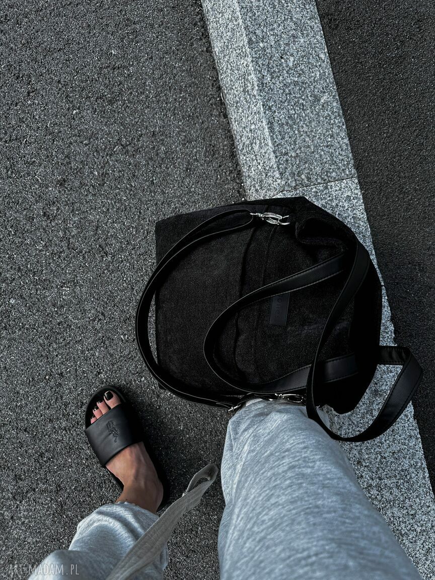 Torebka Boucle Black na zamek - czarna wegańska na ramię (A4)