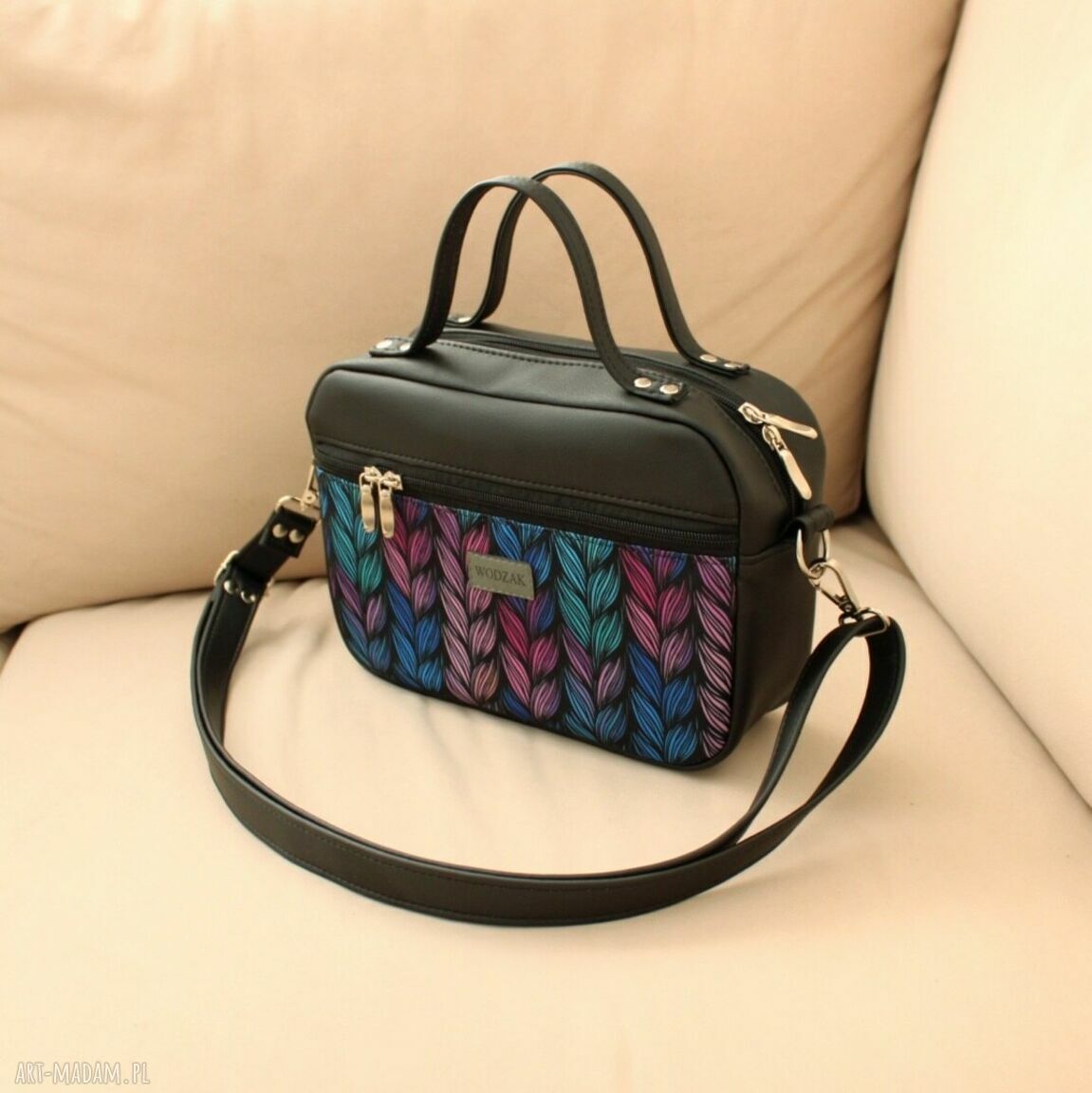 do ręki: Torebka damska listonoszka z czarnej ekoskóry w warkocze autorskie