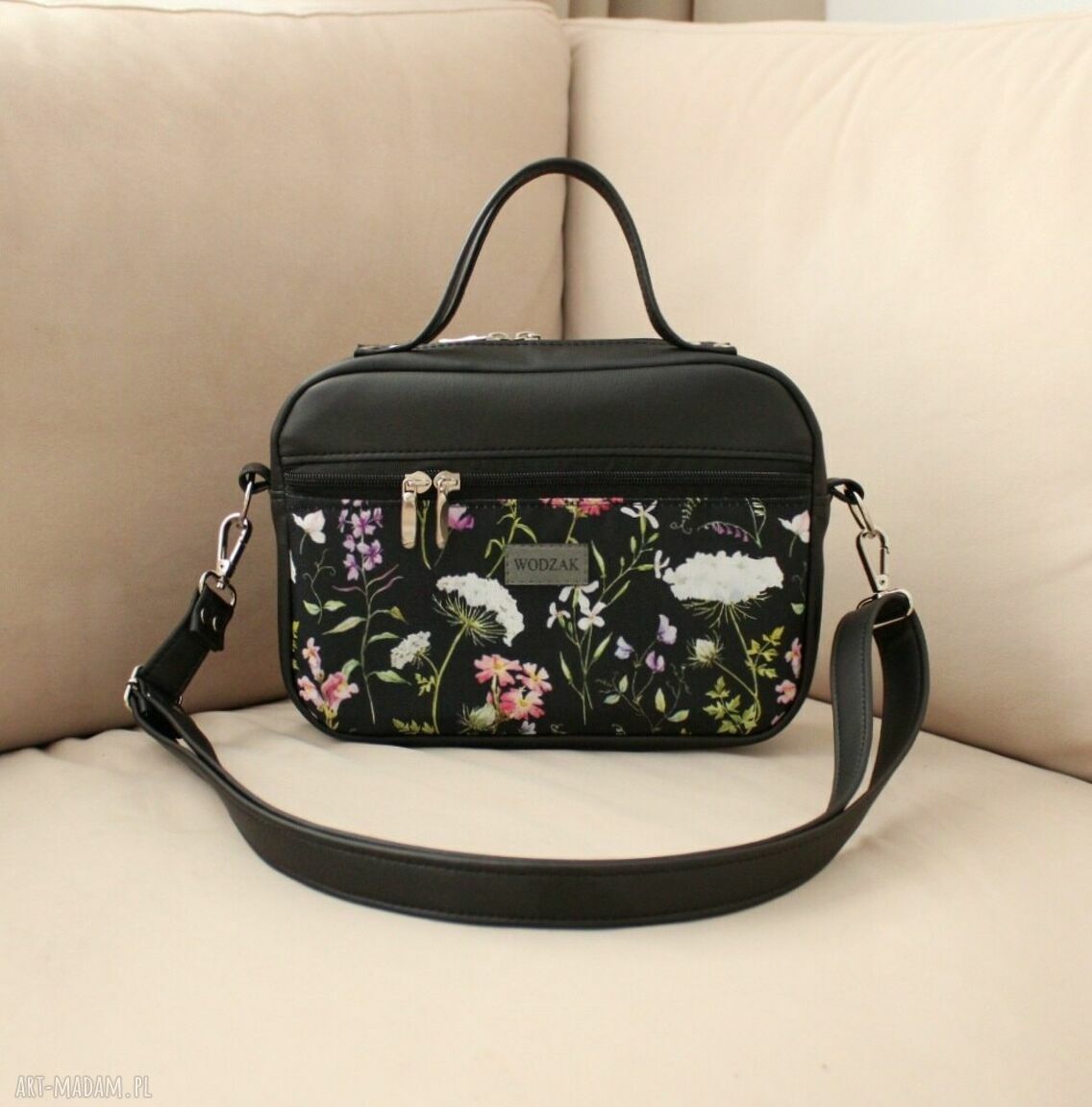 do ręki: Torebka damska listonoszka z czarnej ekoskóry w kwiaty autorskie