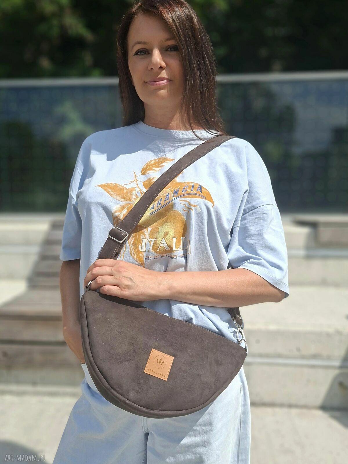 Nerka damska crossbody z czekoladowego nubuku - wodoodporna, ręcznie wykonana