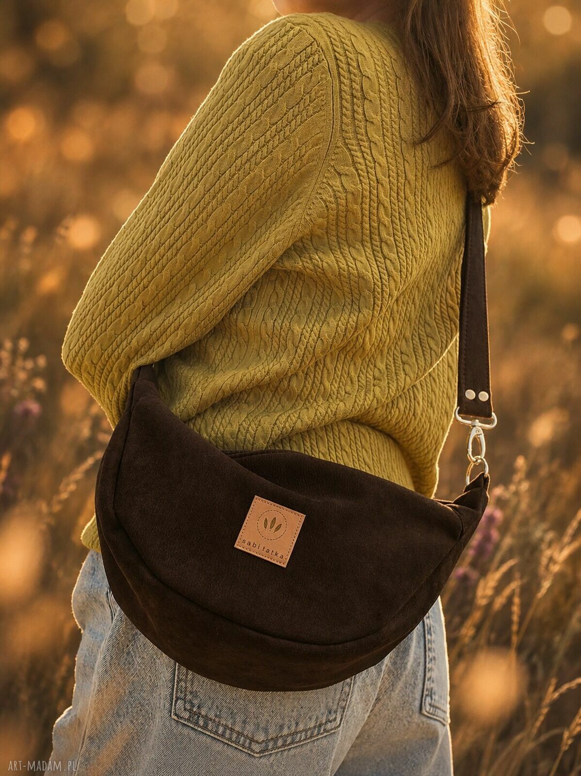 Pojemna torebka crossbody z czekoladowego nubuku