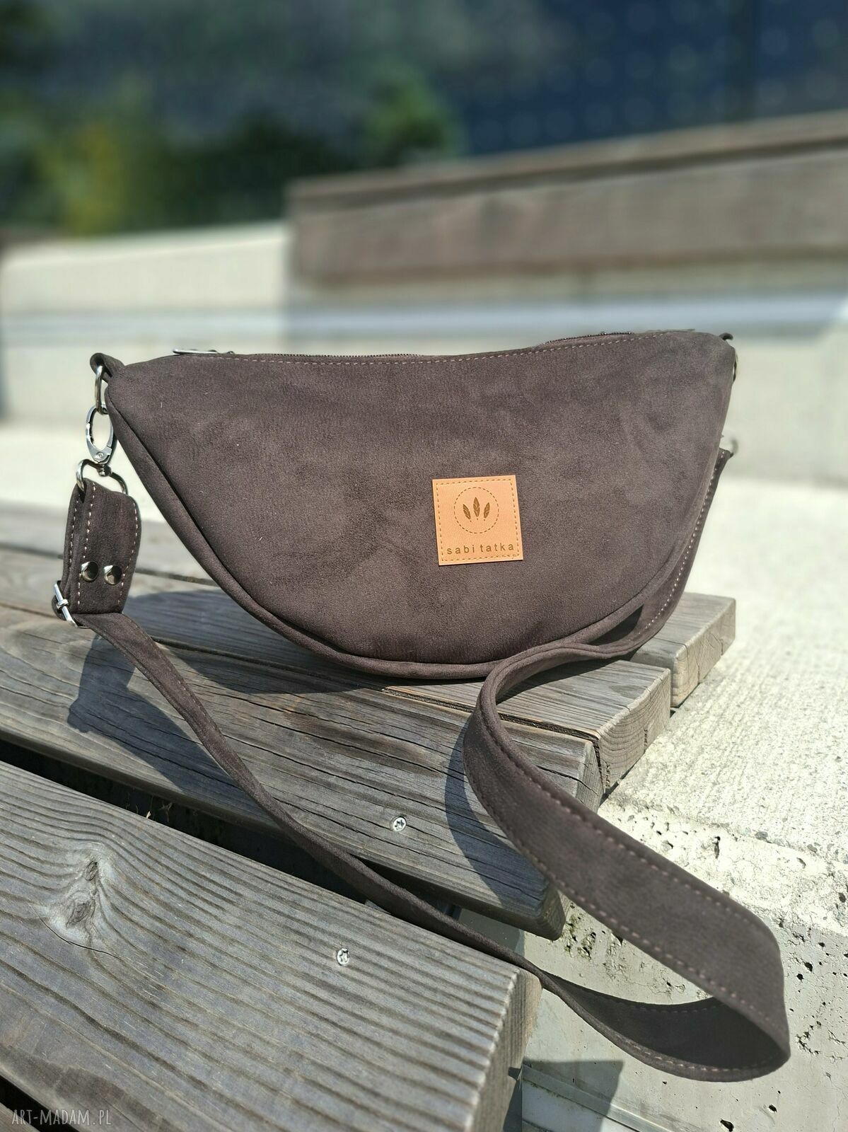 Nerka damska crossbody z czekoladowego nubuku - wodoodporna, ręcznie wykonana