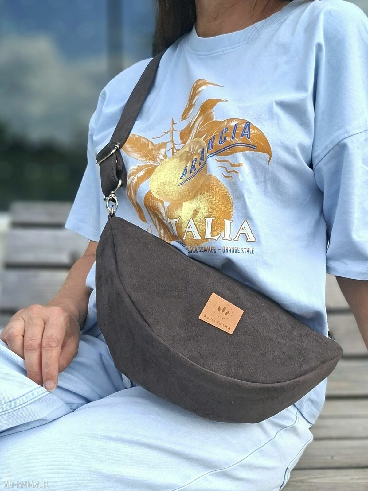 Nerka damska crossbody z czekoladowego nubuku - wodoodporna, ręcznie wykonana