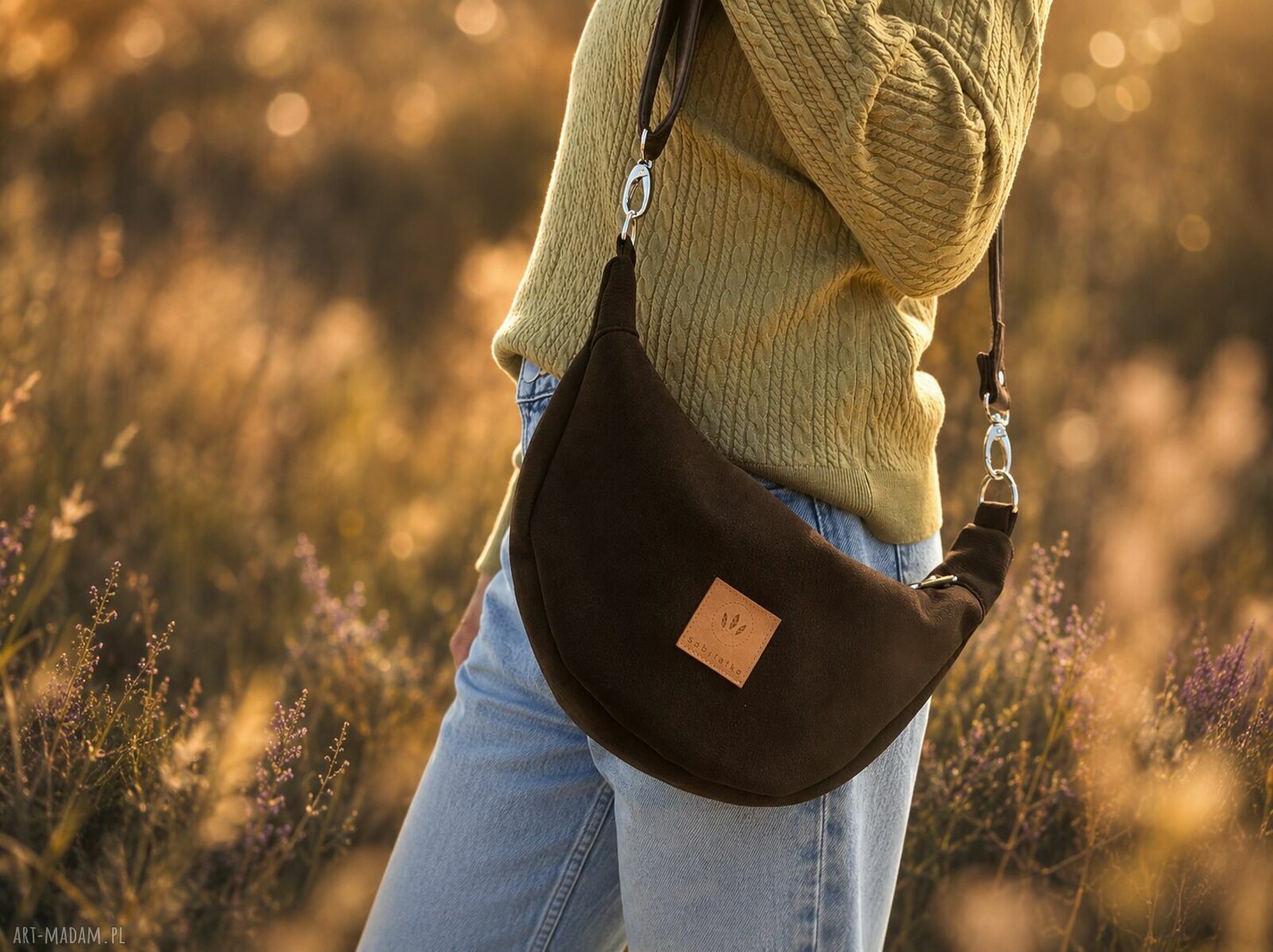 Pojemna torebka crossbody z czekoladowego nubuku