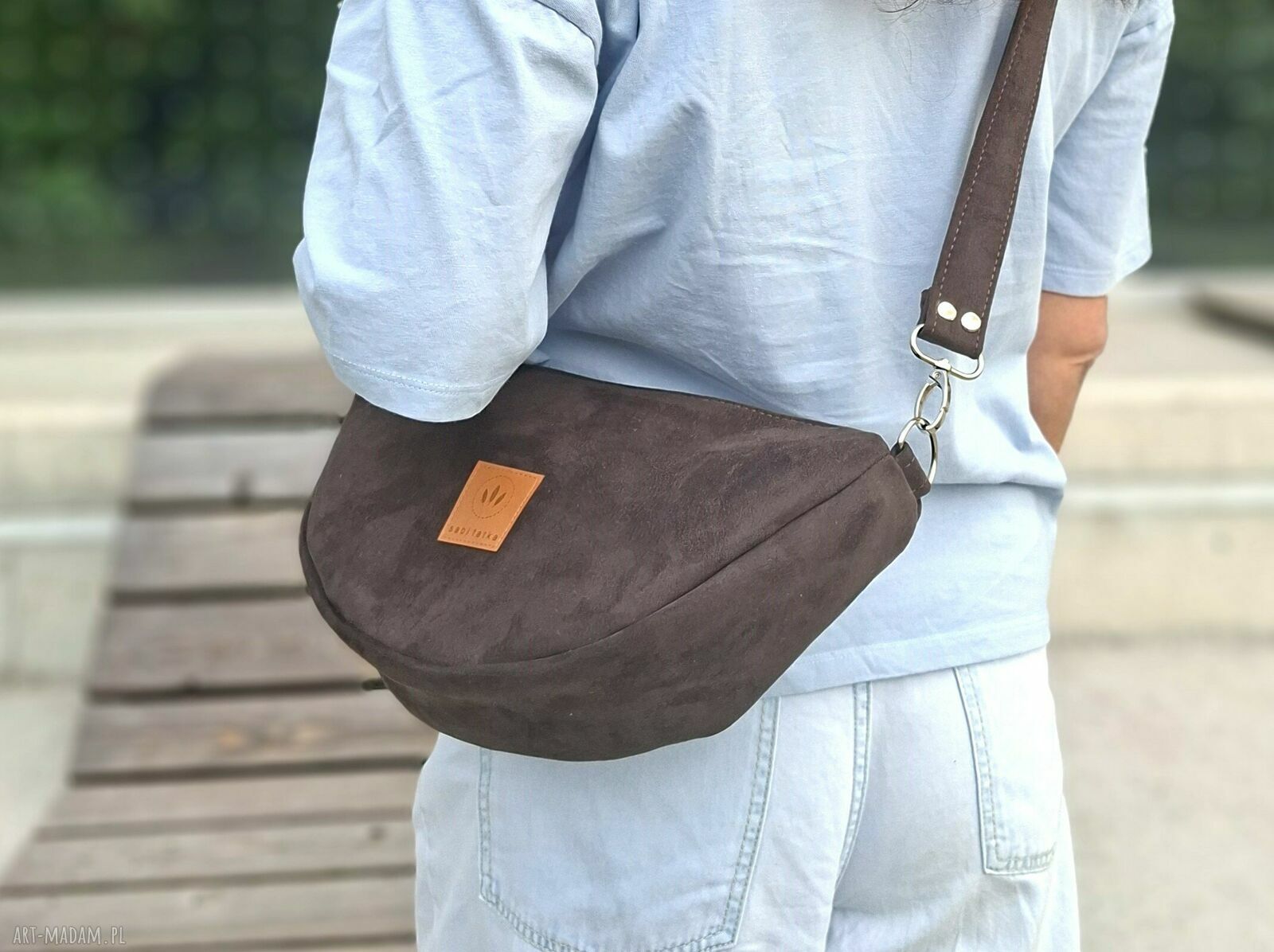 Nerka damska crossbody z czekoladowego nubuku - wodoodporna, ręcznie wykonana