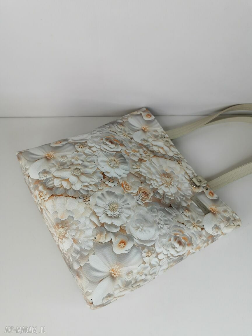 Pojemna shopperka na ramię z ekoskóry w kwiaty 3D, zamykana na zamek