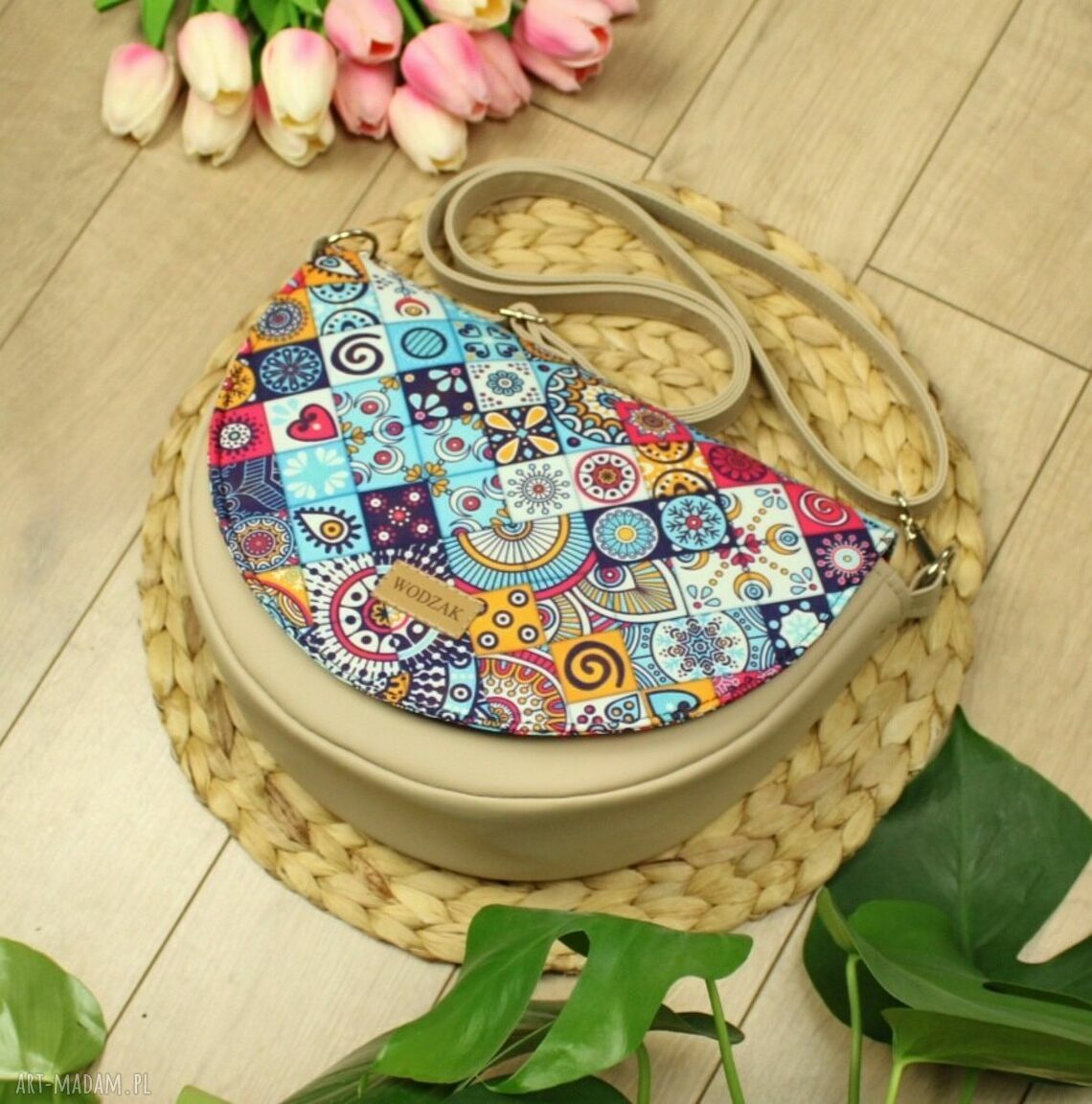 na ramię: Torebka damska Erin beżowa z klapką w kafelki ręcznie wykonane