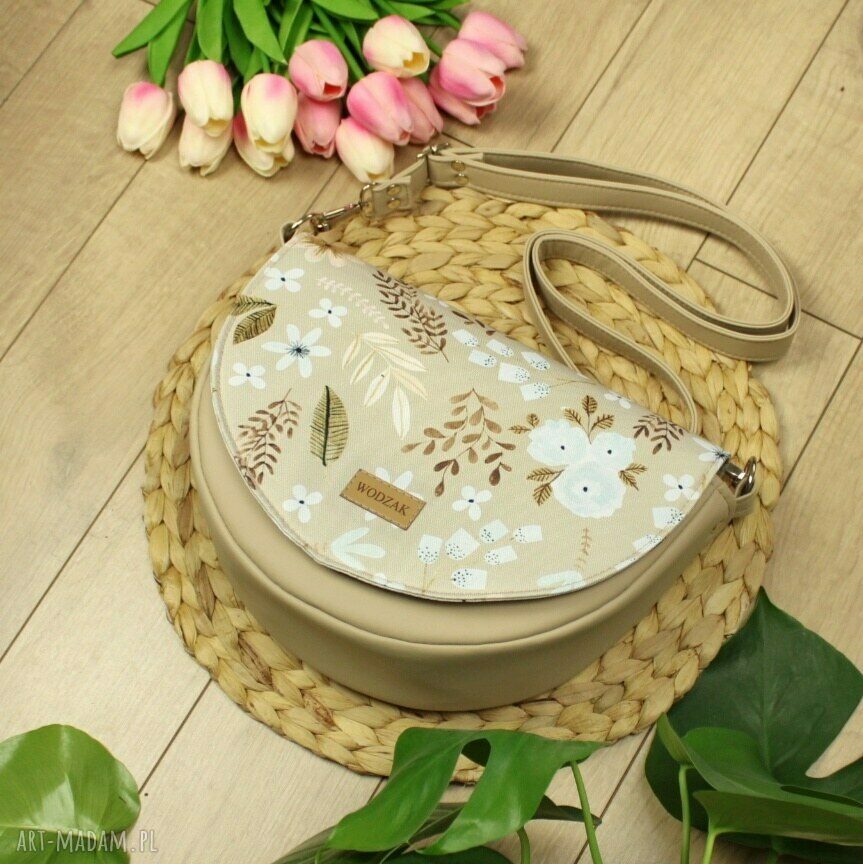 na ramię: Torebka damska Erin beżowa z klapką w listki i kwiaty ręcznie zrobione