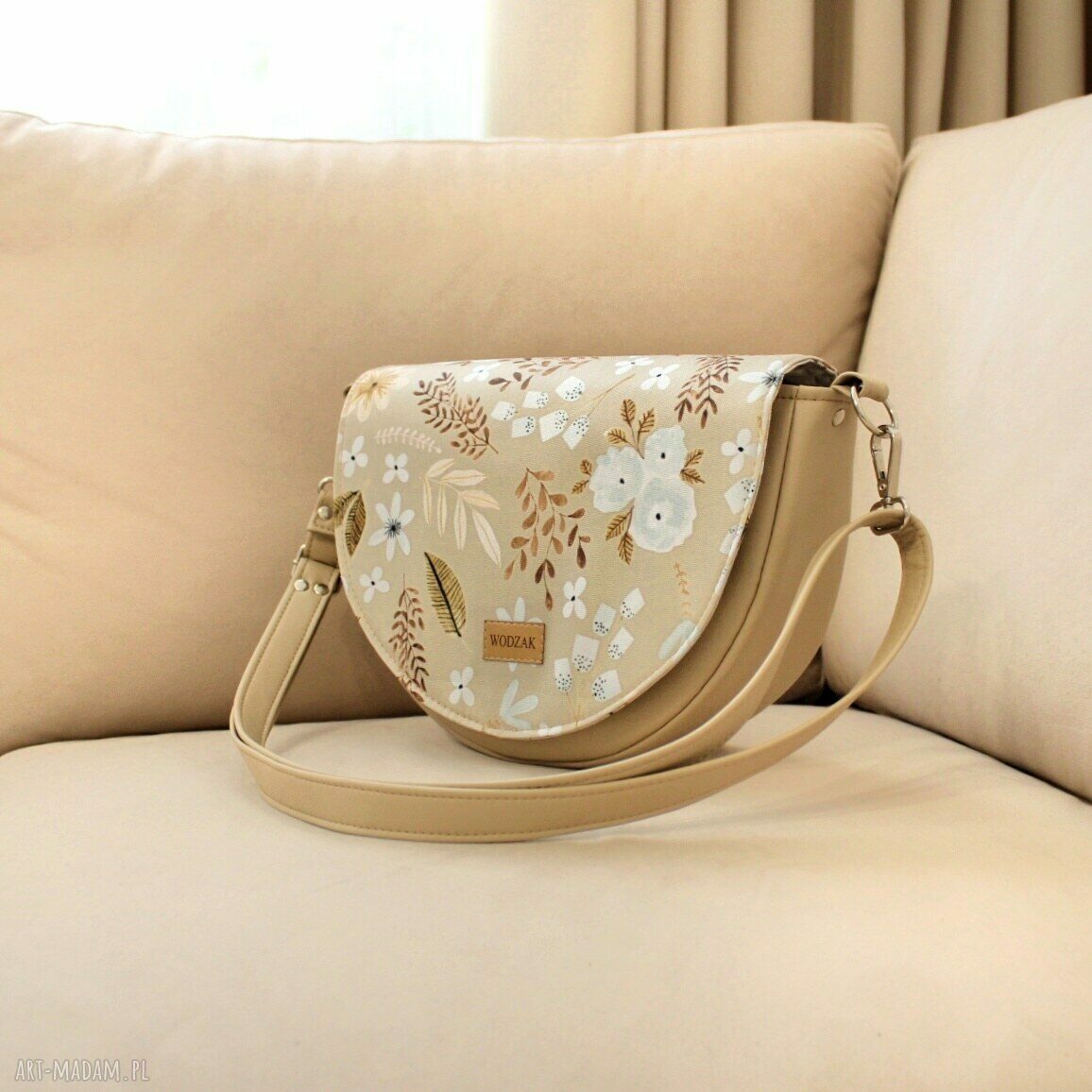 na ramię: Torebka damska Erin beżowa z klapką w listki i kwiaty ręcznie zrobione