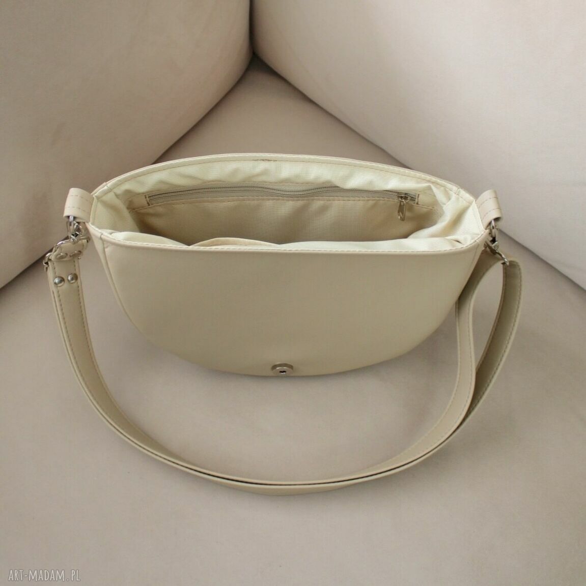 na ramię: Torebka damska Erin beżowa z klapką w listki i kwiaty ręcznie zrobione