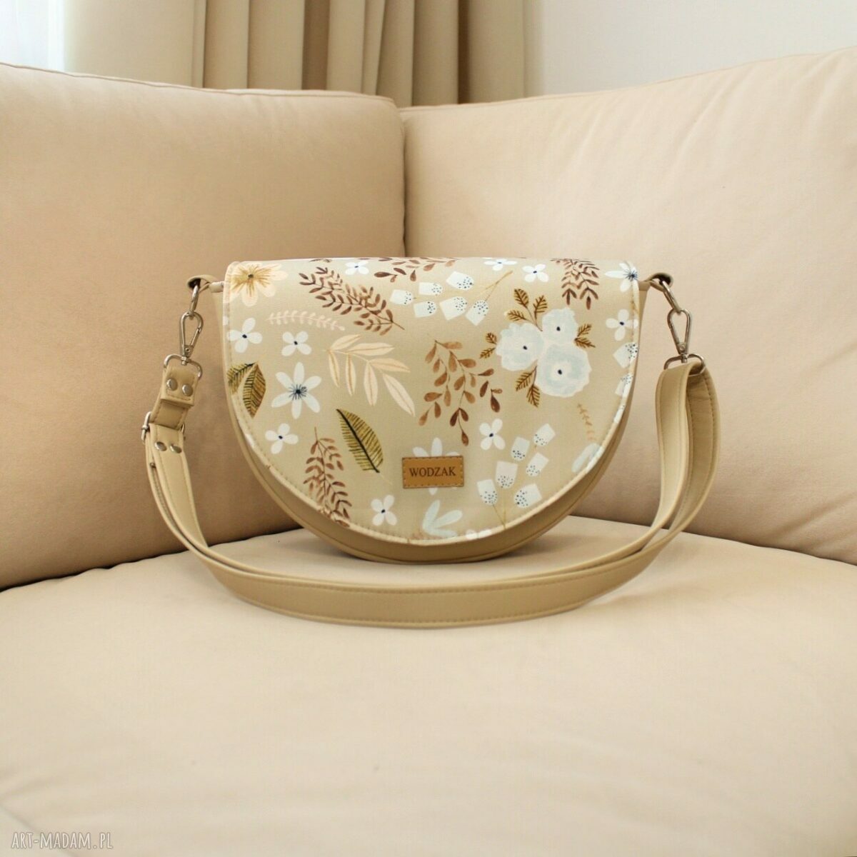 na ramię: Torebka damska Erin beżowa z klapką w listki i kwiaty ręcznie zrobione