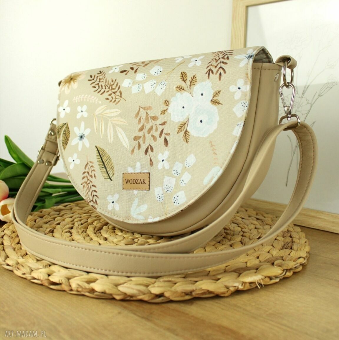 na ramię: Torebka damska Erin beżowa z klapką w listki i kwiaty ręcznie zrobione