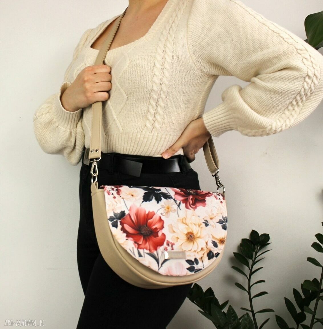 na ramię: Torebka damska Erin beżowa z klapką w maki hand made