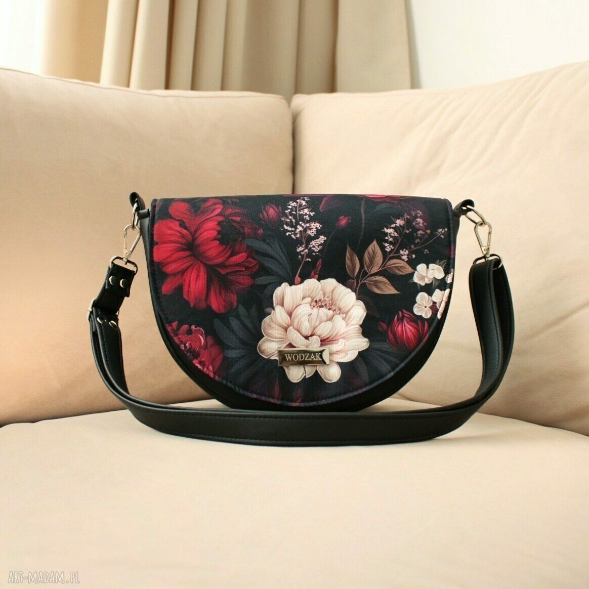 na ramię: Torebka damska Erin czarna z klapką w burgundowe kwiaty hand made