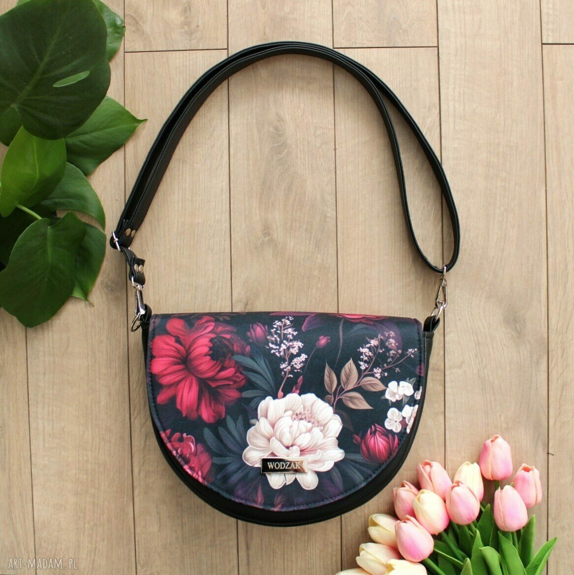na ramię: Torebka damska Erin czarna z klapką w burgundowe kwiaty hand made