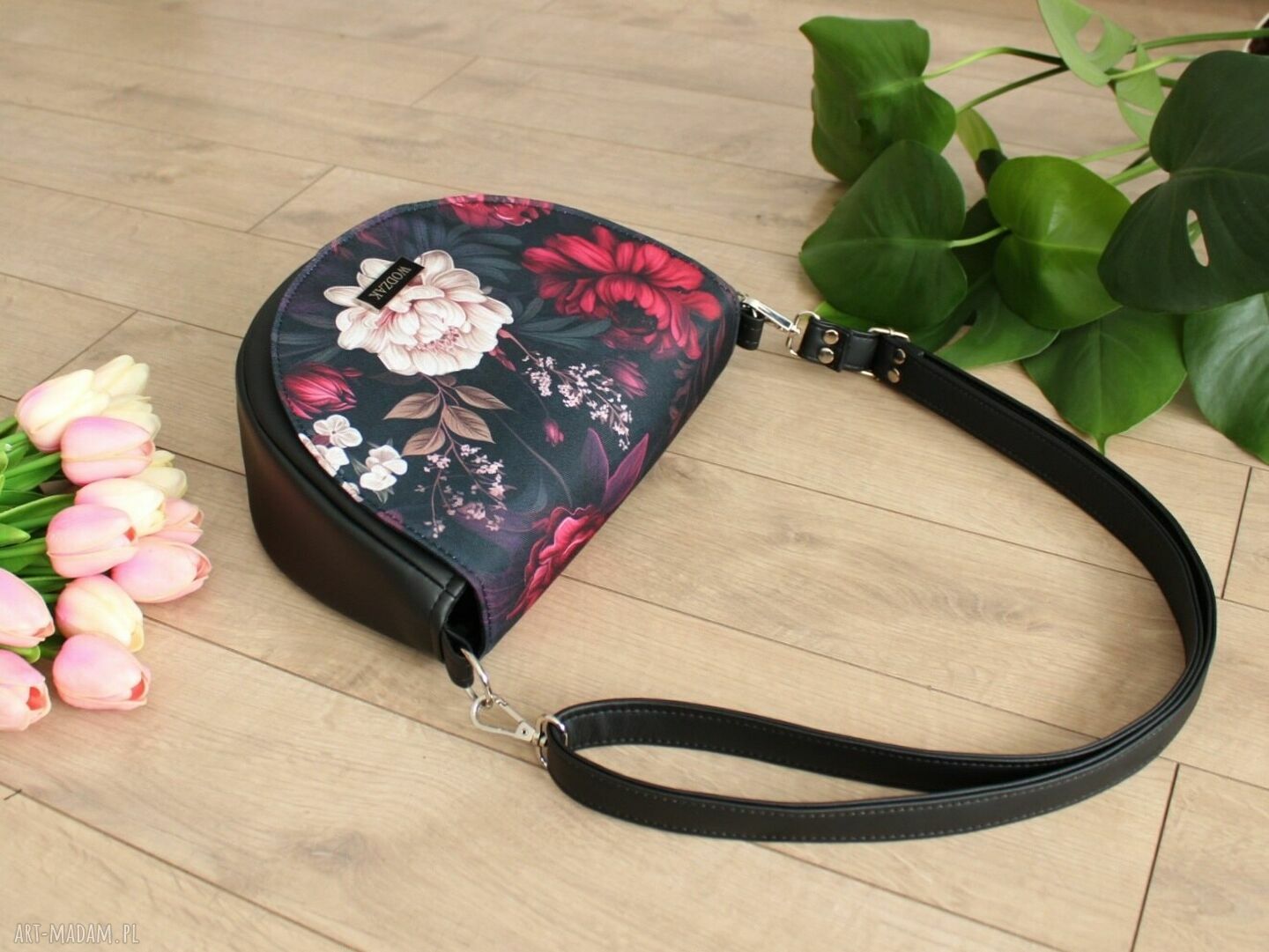 na ramię: Torebka damska Erin czarna z klapką w burgundowe kwiaty hand made