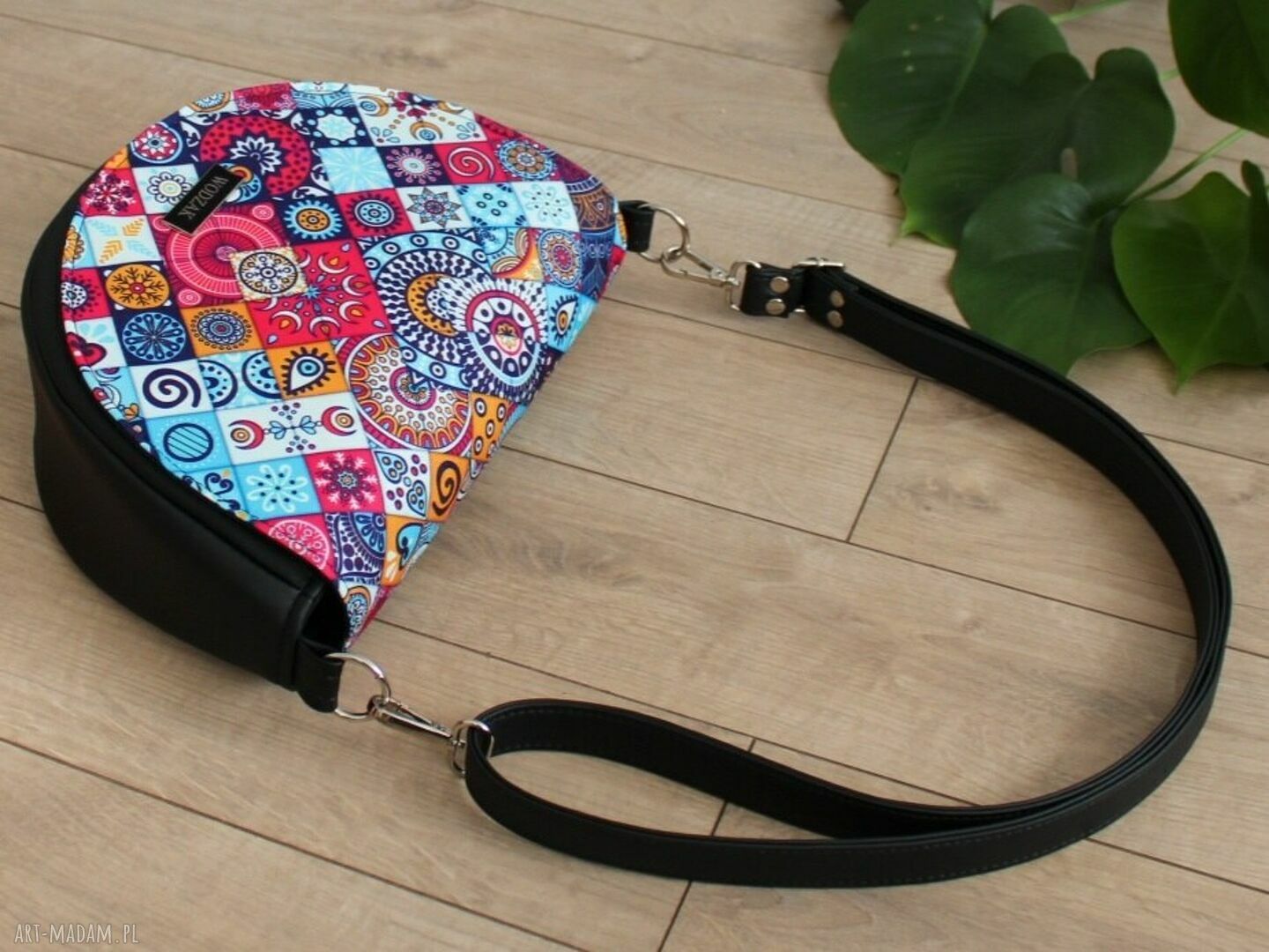 na ramię: Torebka damska Erin czarna z klapką w kafelki hand made