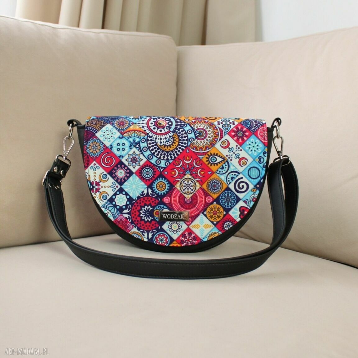 na ramię: Torebka damska Erin czarna z klapką w kafelki hand made