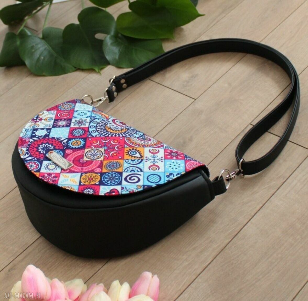 na ramię: Torebka damska Erin czarna z klapką w kafelki hand made