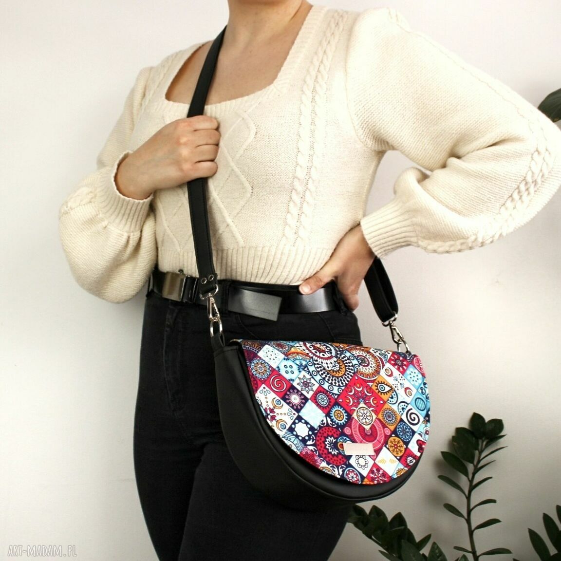 na ramię: Torebka damska Erin czarna z klapką w kafelki hand made