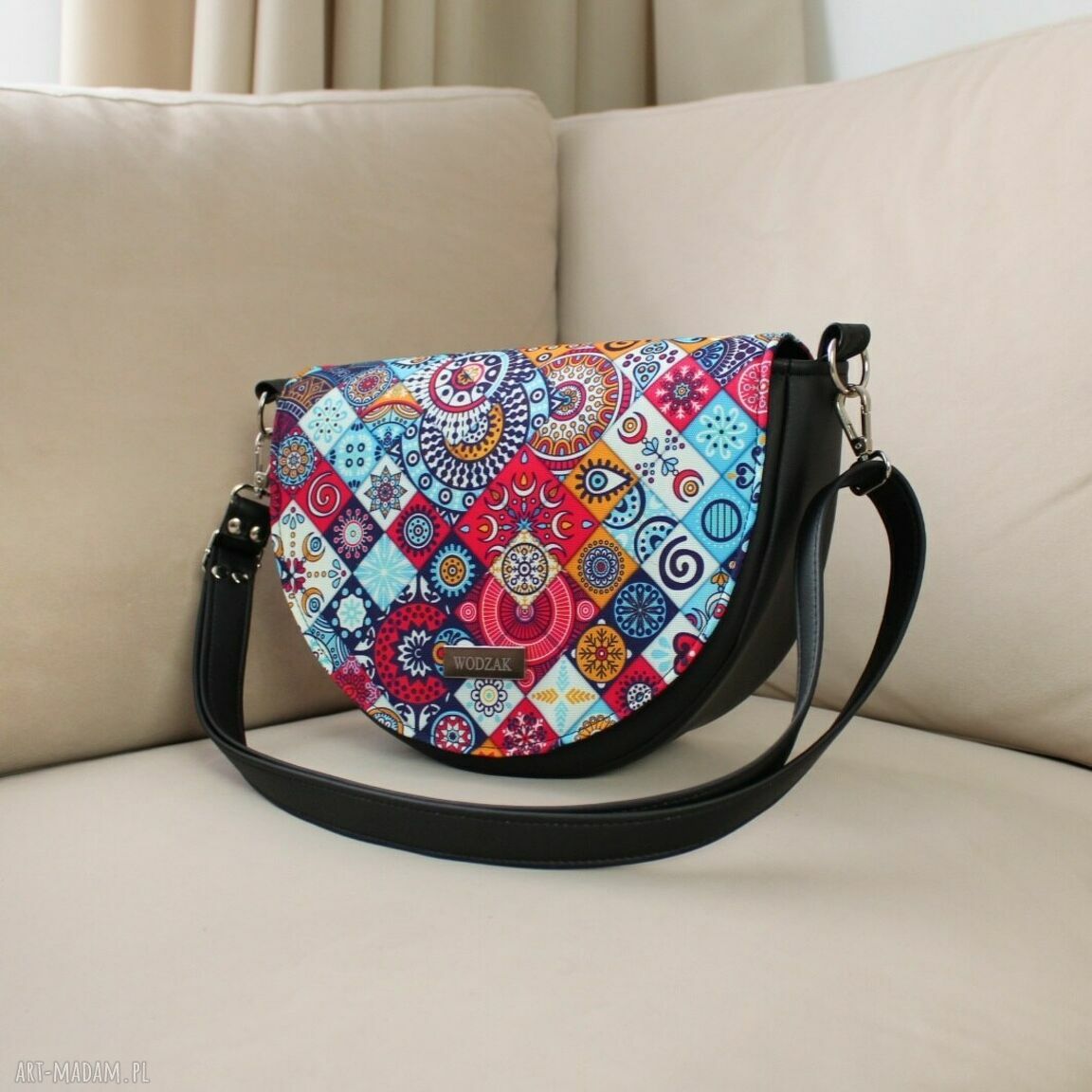 na ramię: Torebka damska Erin czarna z klapką w kafelki hand made