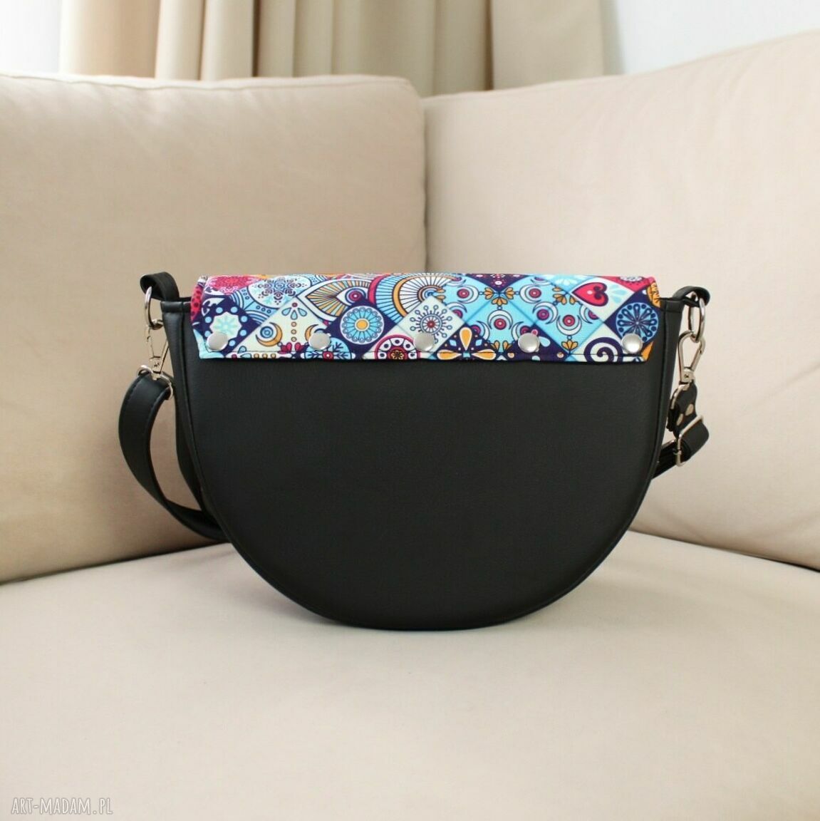 na ramię: Torebka damska Erin czarna z klapką w kafelki hand made