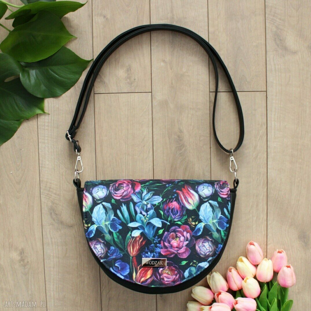 na ramię: Torebka damska Erin czarna z klapką w malowane kwiaty hand made