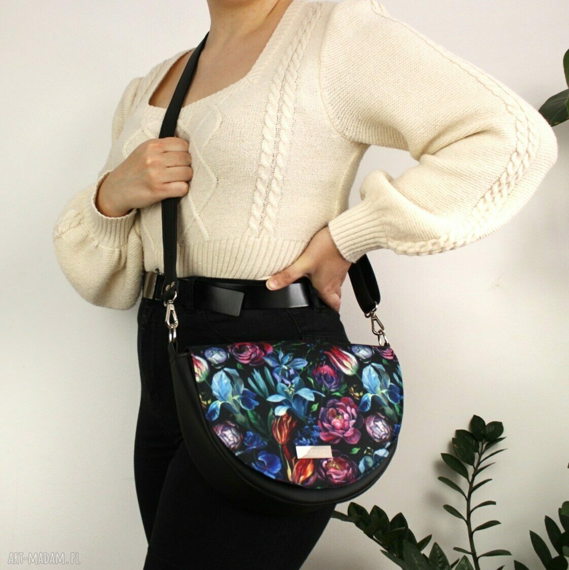 na ramię: Torebka damska Erin czarna z klapką w malowane kwiaty hand made
