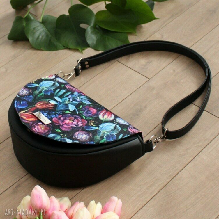 na ramię: Torebka damska Erin czarna z klapką w malowane kwiaty hand made