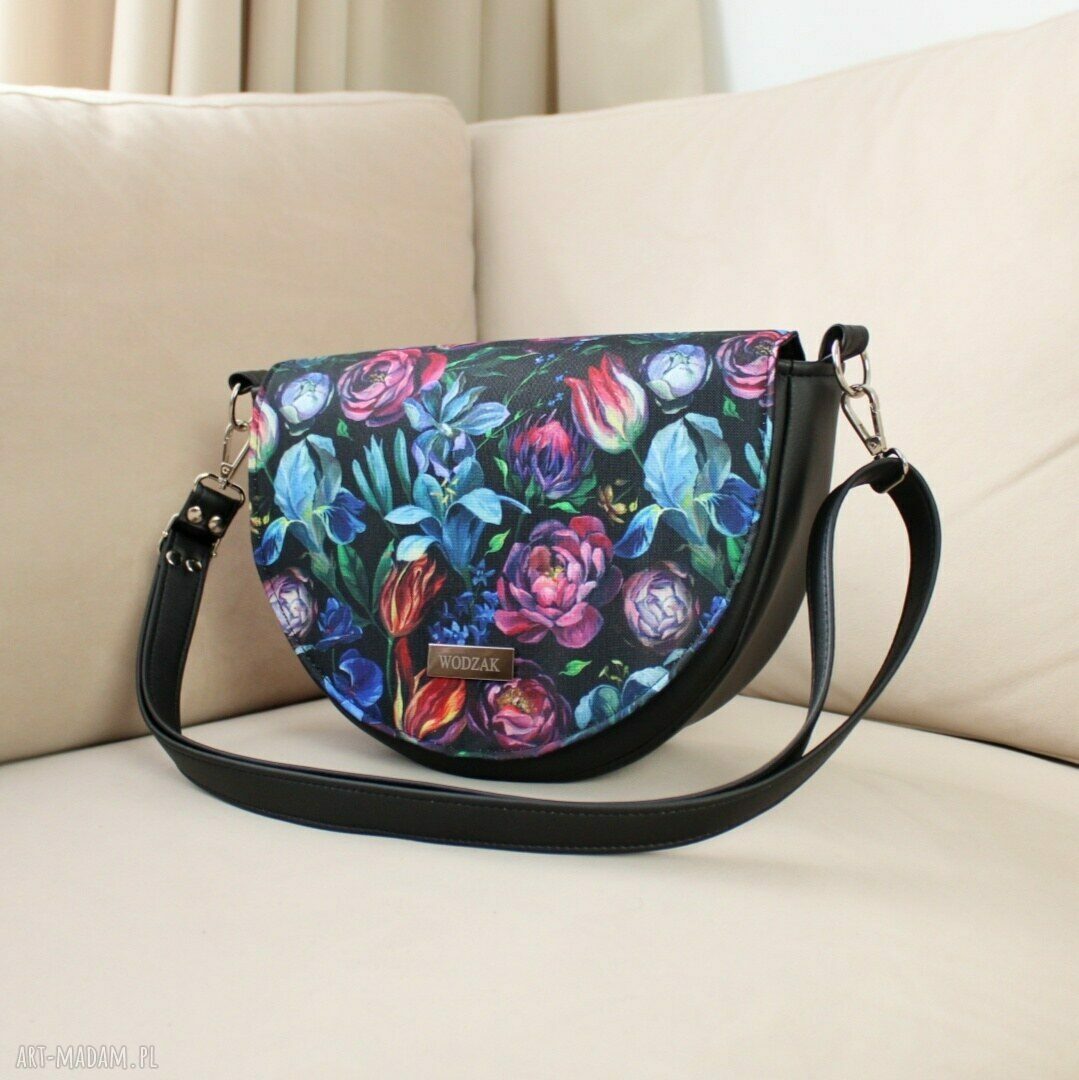na ramię: Torebka damska Erin czarna z klapką w malowane kwiaty hand made