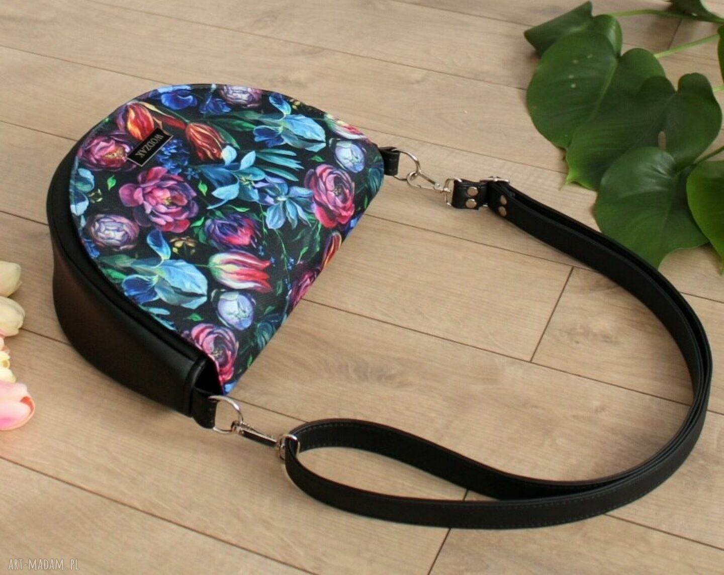 na ramię: Torebka damska Erin czarna z klapką w malowane kwiaty hand made