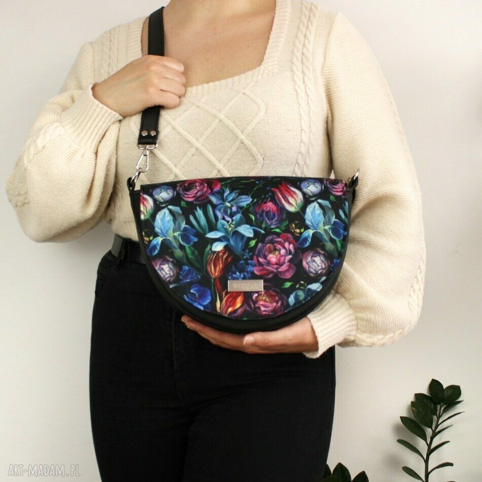 na ramię: Torebka damska Erin czarna z klapką w malowane kwiaty hand made