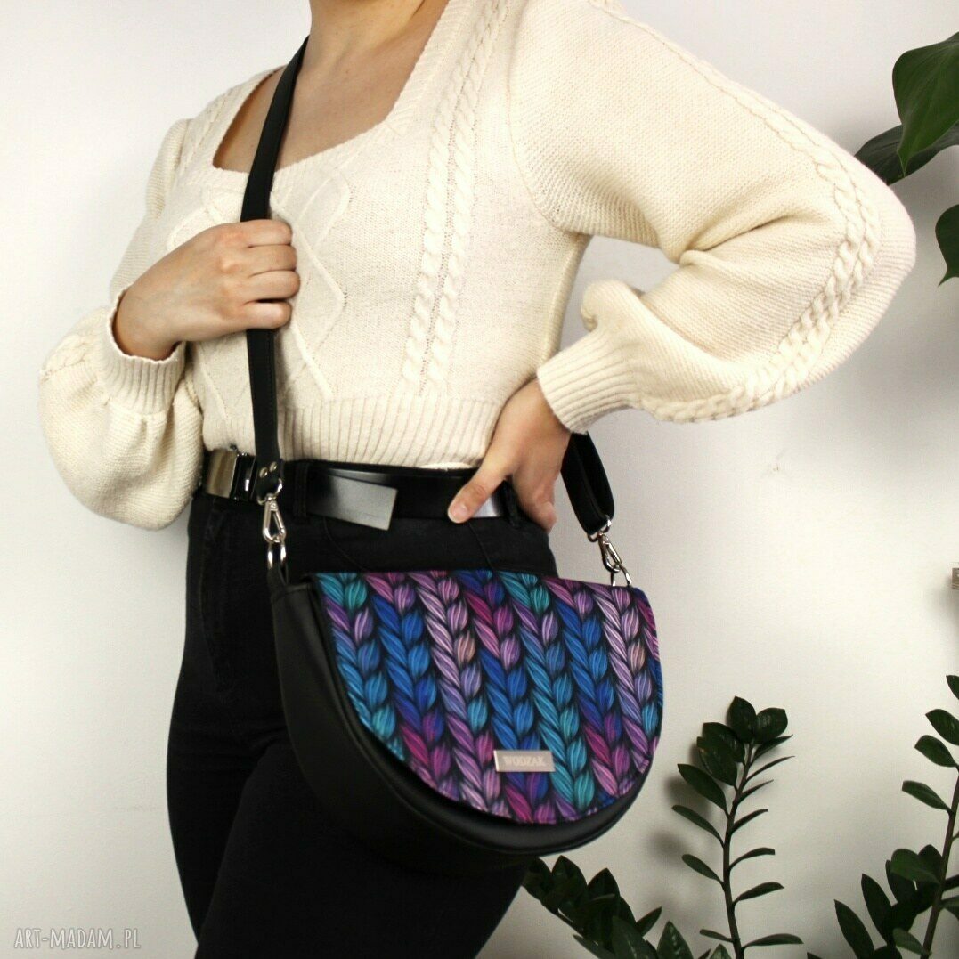 na ramię: Torebka damska Erin czarna z klapką w warkocze hand made